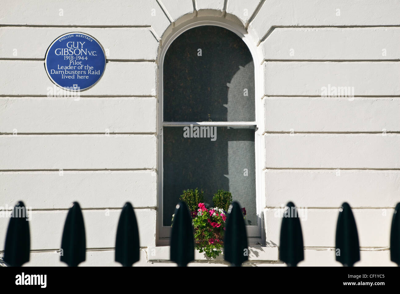 Patrimonio inglese targa blu al di fuori di una casa sul luogo di Aberdeen off Edgeware Road commemora l occupazione di Guy Gibson, ' Foto Stock