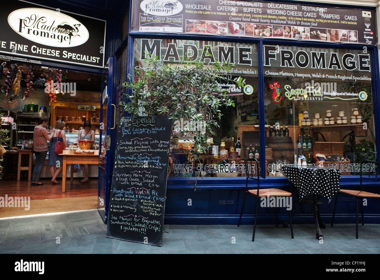 Il negozio di fronte di Madame Fromage, specialità a base di formaggio shop nella galleria del castello nel centro di Cardiff. Foto Stock