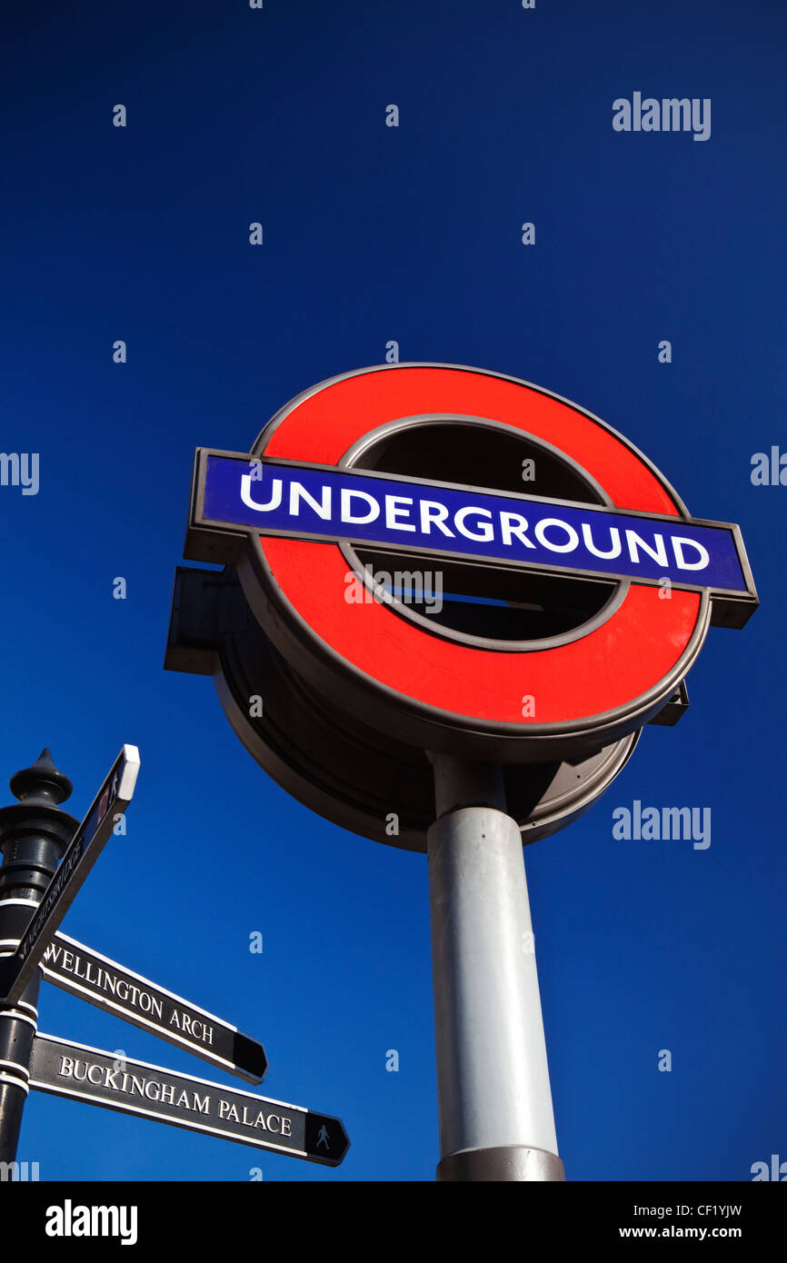 Un iconico London Underground segno a Hyde Park Corner. Foto Stock