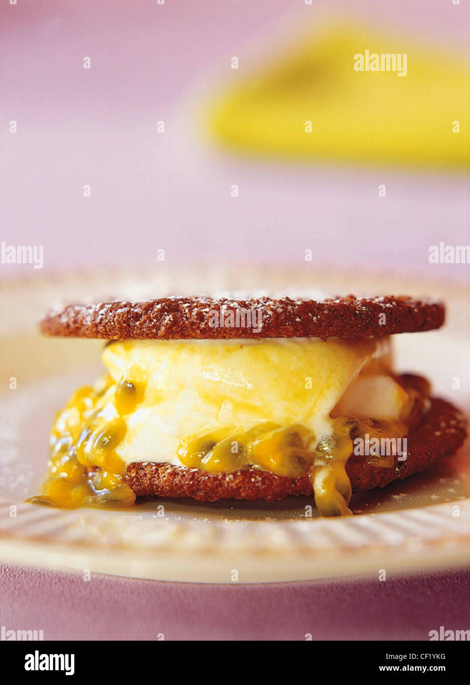 Nessuna confusione con i dessert in minuti Granadilla stack su piastra bianca ricetta: Collocare un brandy biscotto a scatto su un piatto di portata, una superiore Foto Stock