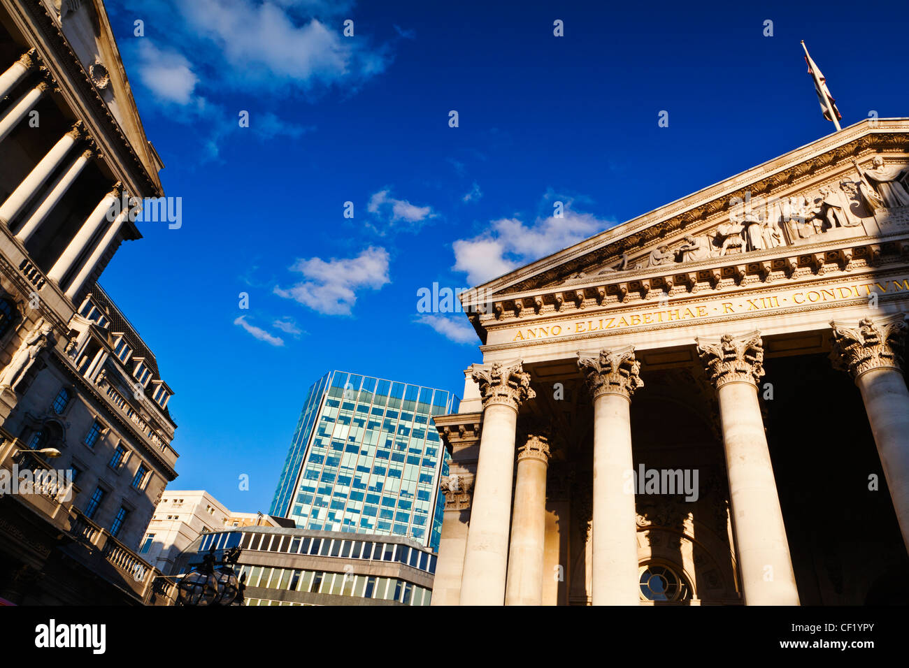 Il portico oltre l'ingresso principale al Royal Exchange nella città di Londra. Il Royal Exchange è stato riaperto nel 2001 come un lusso Foto Stock