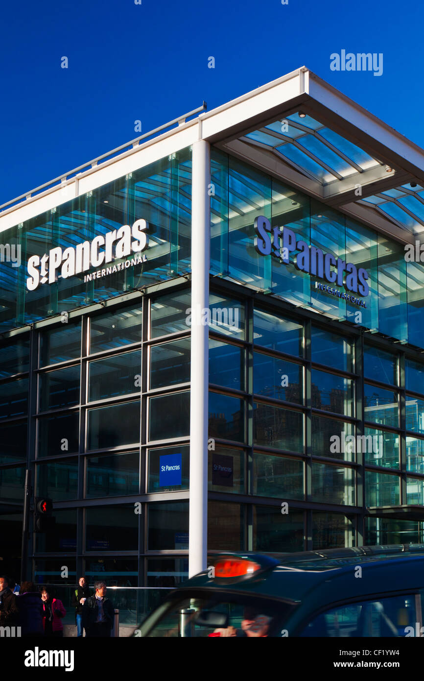 L'esterno di St Pancras International, sviluppato come la casa dell'Eurostar su Euston Road. Foto Stock