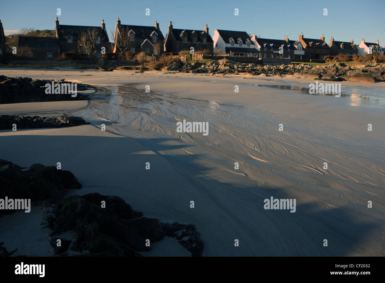 Fila di case che si affaccia sulla spiaggia a Baile Mor, il solo paese a Iona, nelle Ebridi Interne Foto Stock
