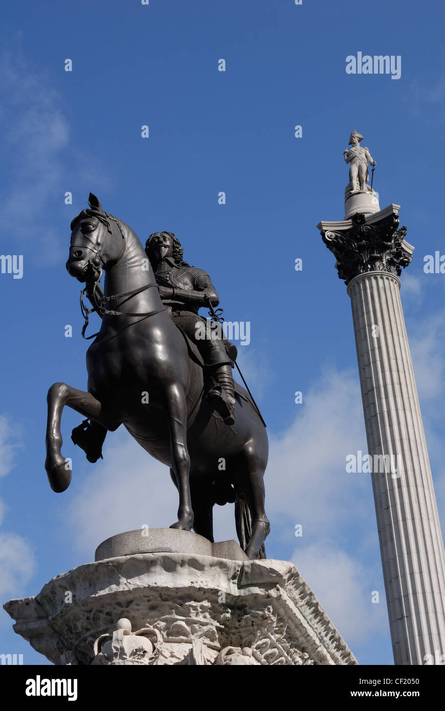 Guardando verso l'alto una statua in bronzo del re Carlo I e Nelson's colonna in Trafalgar Square. La statua del re Carlo I (1625-1649 Foto Stock
