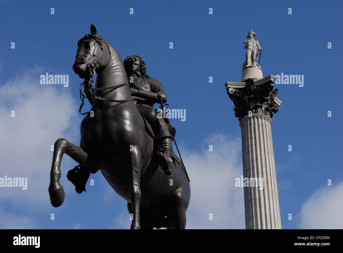 Guardando verso l'alto una statua in bronzo del re Carlo I e Nelson's colonna in Trafalgar Square. La statua del re Carlo I (1625-1649 Foto Stock