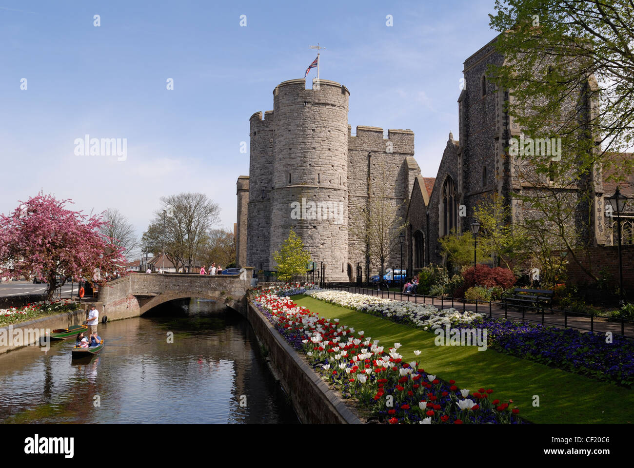 Una vista della Westgate Towers e il fiume Stour. Westgate Towers ha segnato l'ingresso occidentale nella città di Canterbury. Foto Stock