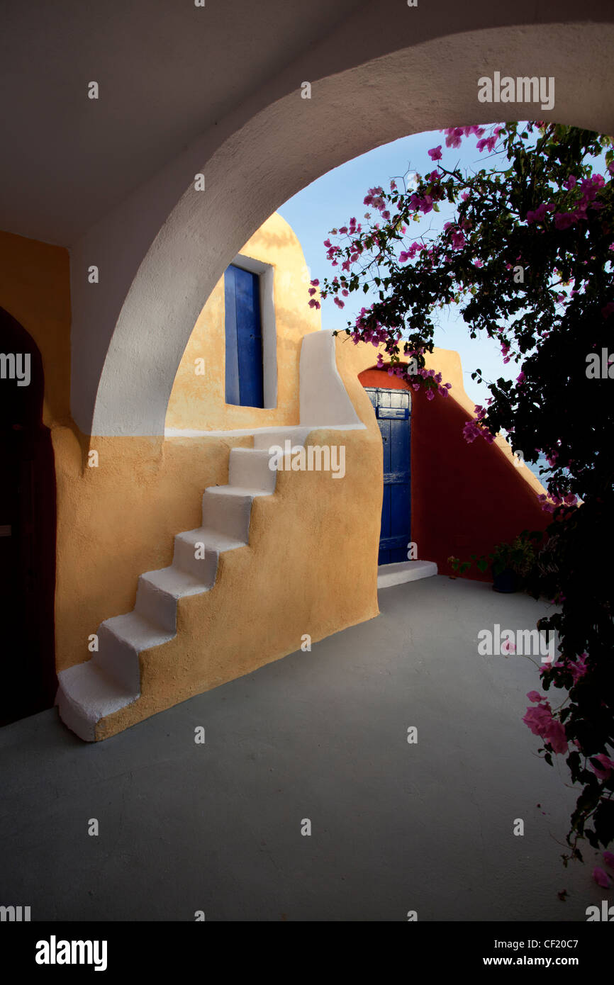 Una vista di una tradizionale casa grotta dipinta in colori luminosi con bourgainvillea crescente Foto Stock