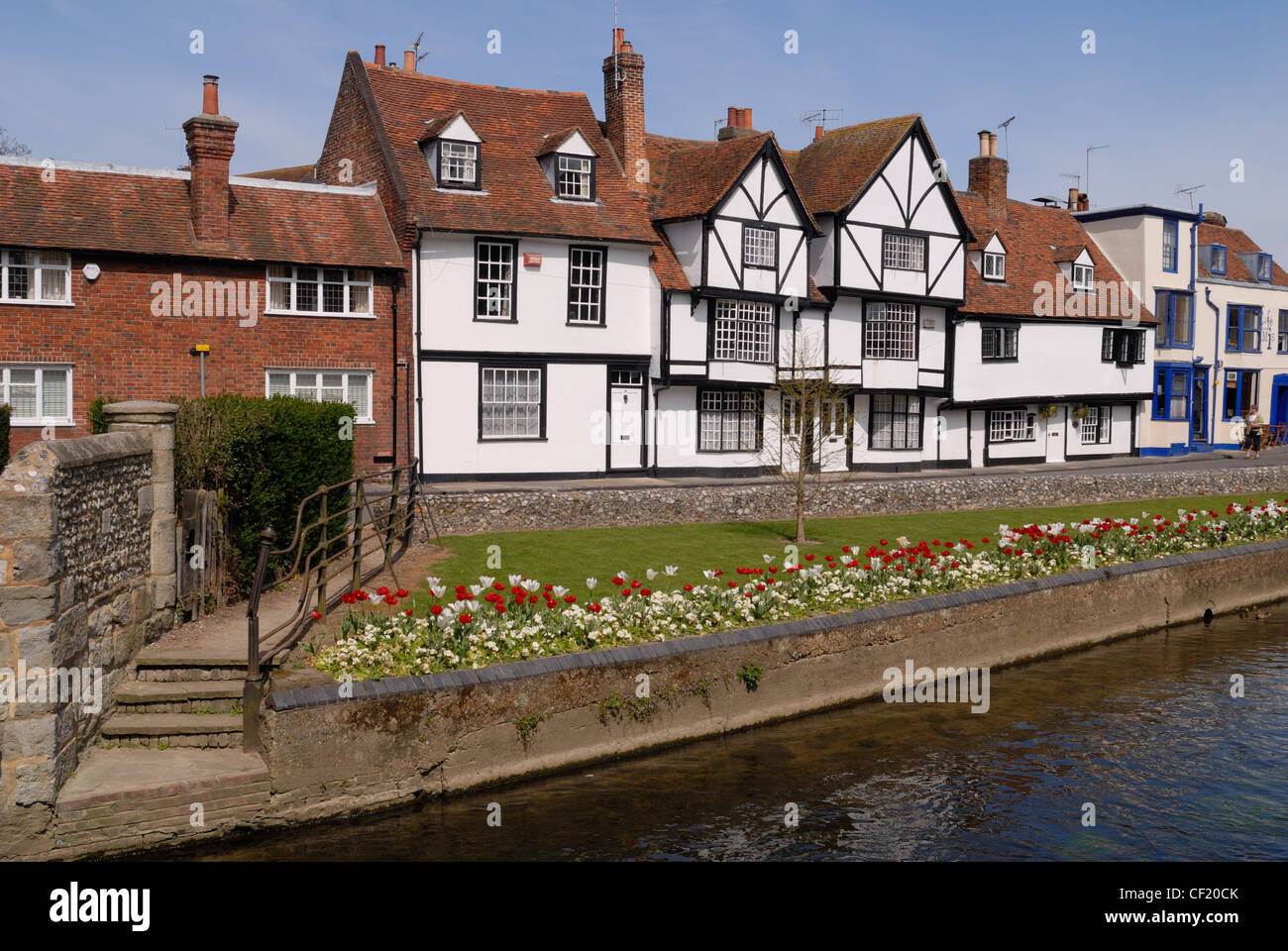 Il fiume Stour e cottage medievale vicino al Westgate Towers. Foto Stock