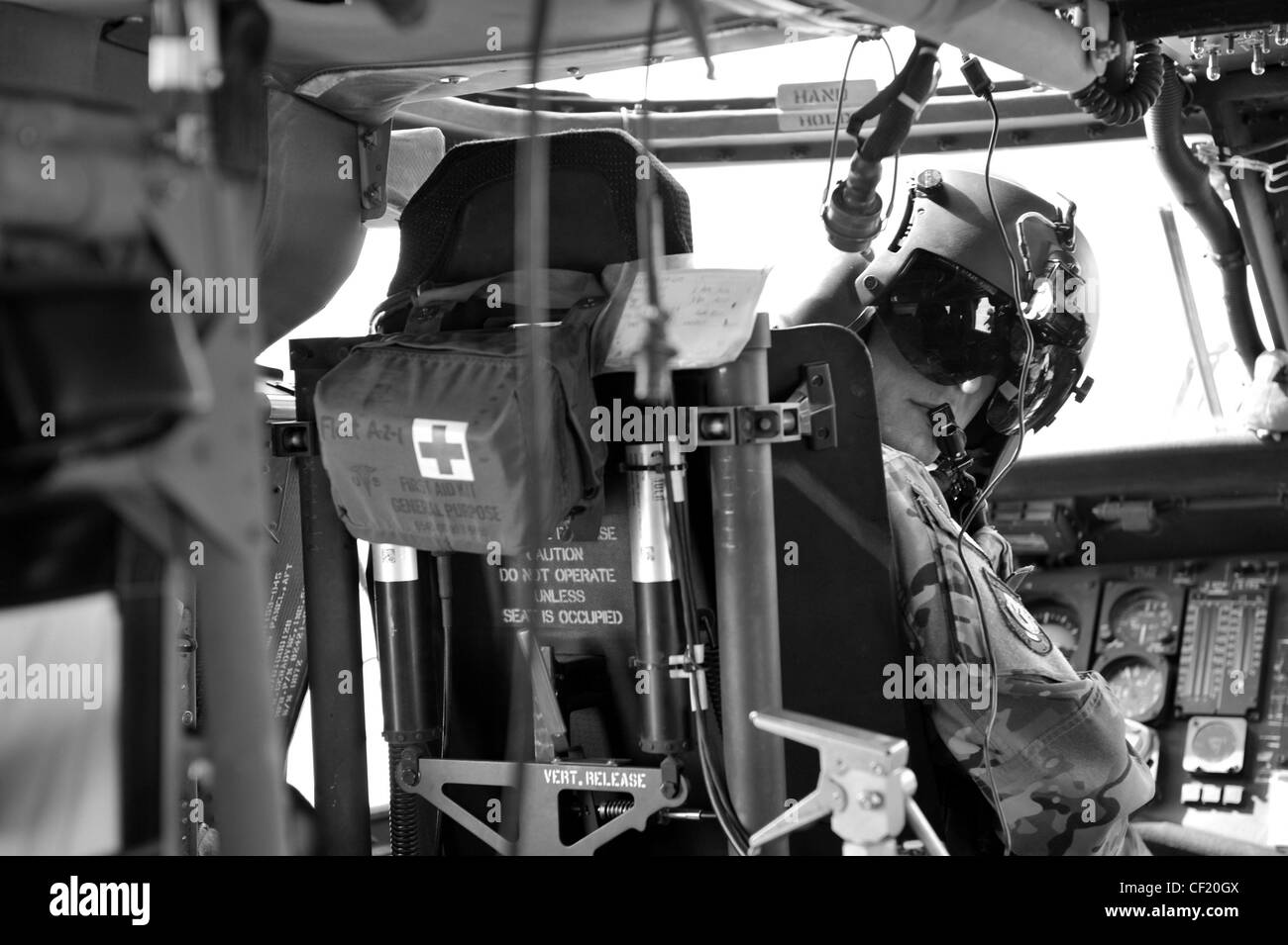 Un pilota di Black Hawk UH-60 assegnato a UNA Società, 3-82 Aviation Task Force Talon presso il campo aereo dell'Esercito di Bagram, controlla che i passeggeri siano assicurati prima del decollo da Bagram, Afghanistan, 25 febbraio 2012. L'unità conduce missioni di circolazione sul campo di battaglia per la combinazione di Joint Task Force-1, Task Force Poseidon e Task Force Talon. Il Black Hawk UH-60 è in uso dalla fine degli anni '70 e continua ad essere uno degli elicotteri di trasporto tattico di™€ militaryâ più versatili e affidabili. Foto Stock