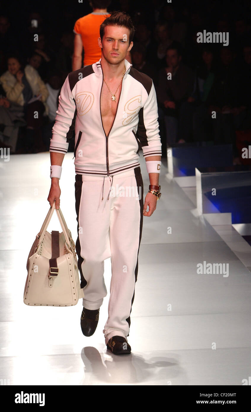 Dolce e Gabbana Milano Menswear pronto a indossare in autunno e inverno  rosa tuta e borsa della palestra Foto stock - Alamy