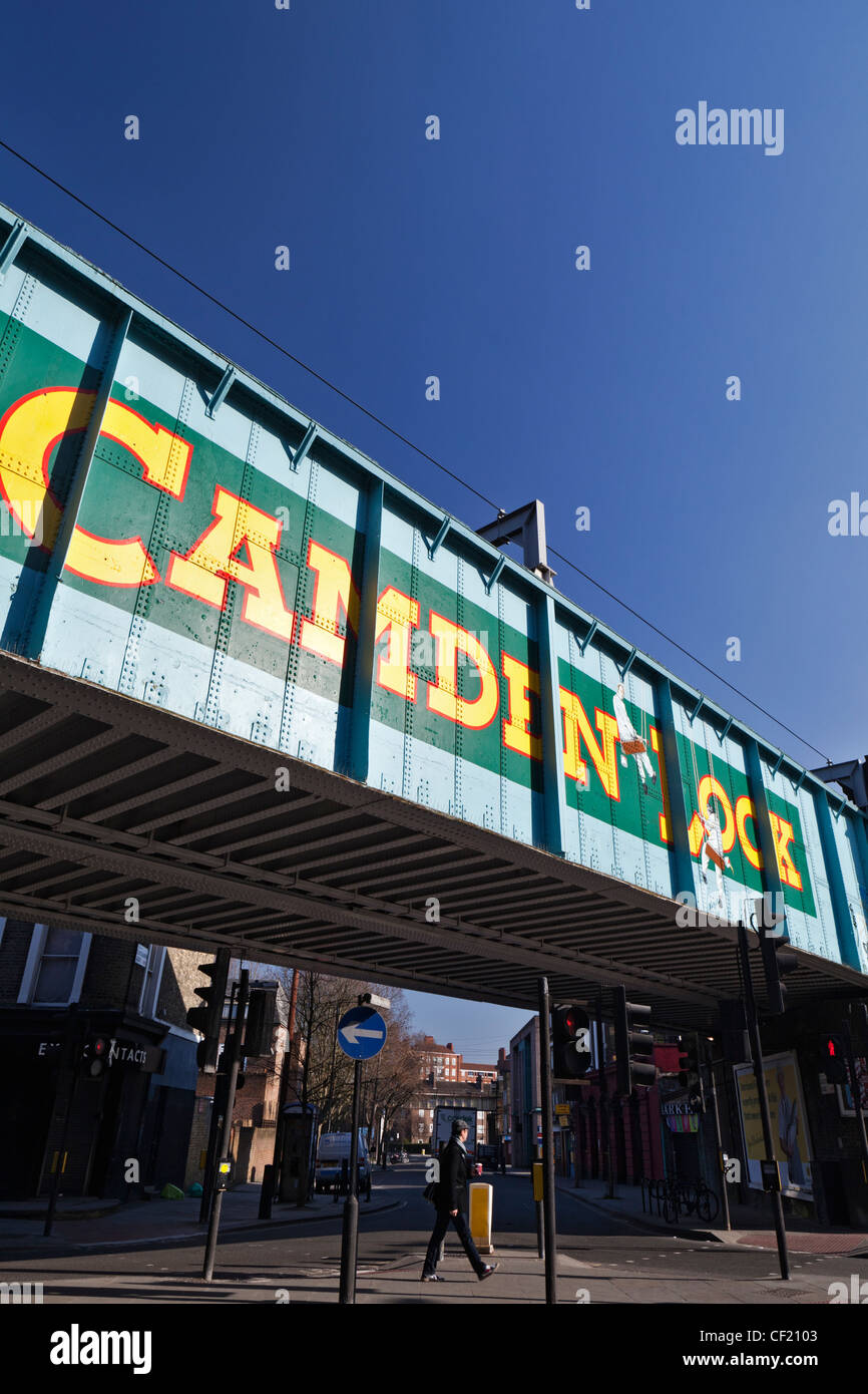 Il vecchio ponte della ferrovia su Chalk Farm Road a Camden Lock. Il bridge offre un 'trompe-l'oeil' immagine che è diventata la ico Foto Stock
