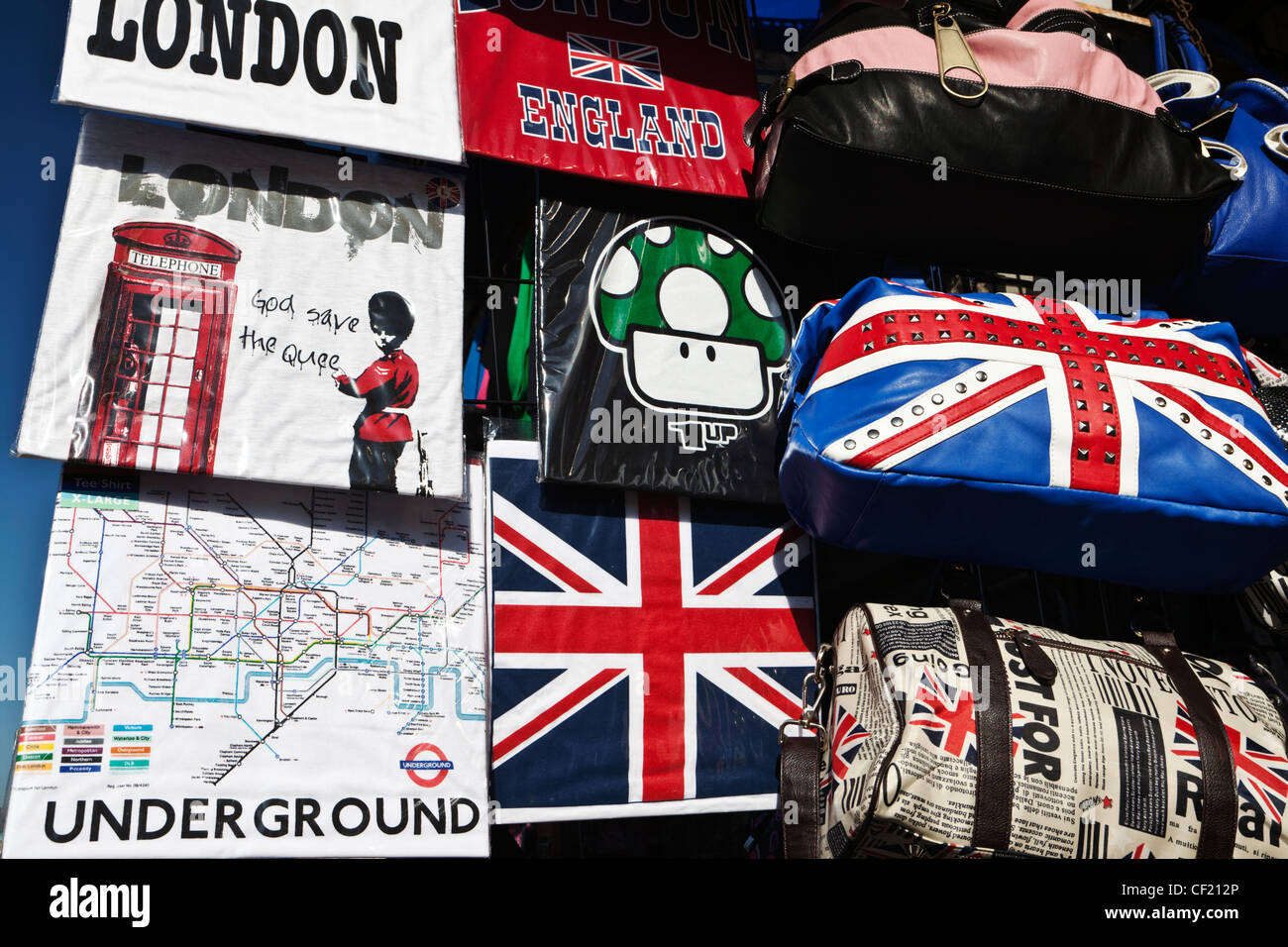 T-shirt e borse per la vendita in un negozio a Camden High Street. Foto Stock