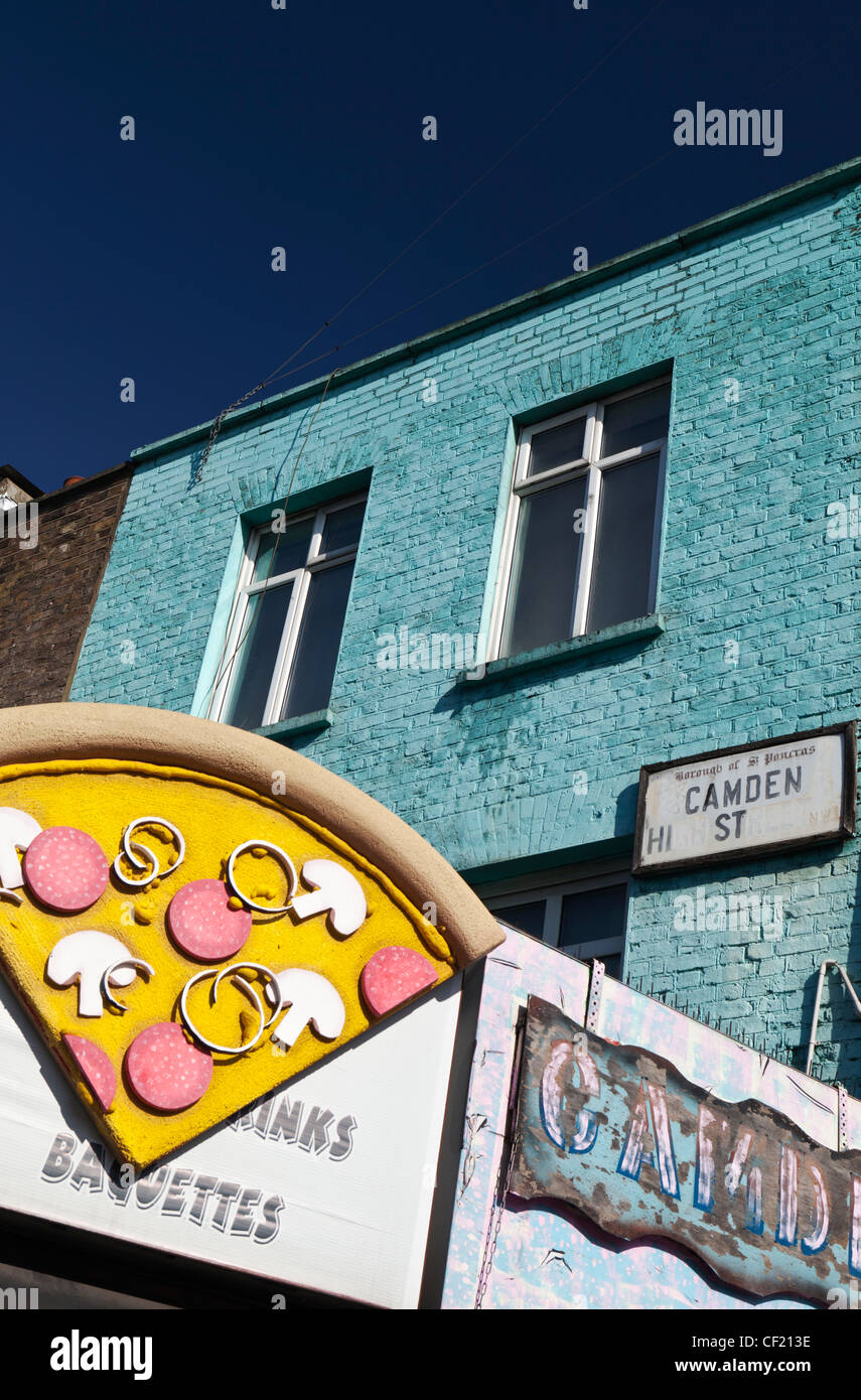 Shop di segnaletica in Camden High Street. Foto Stock