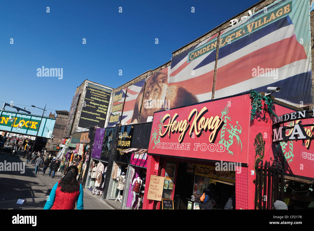 Colorati negozi e ristoranti fiancheggiano la strada al Camden Lock Village. Foto Stock
