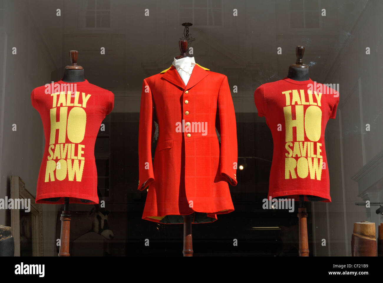 Un rosso giacca da caccia in una finestra di visualizzazione a Londra, Savile Row. Foto Stock