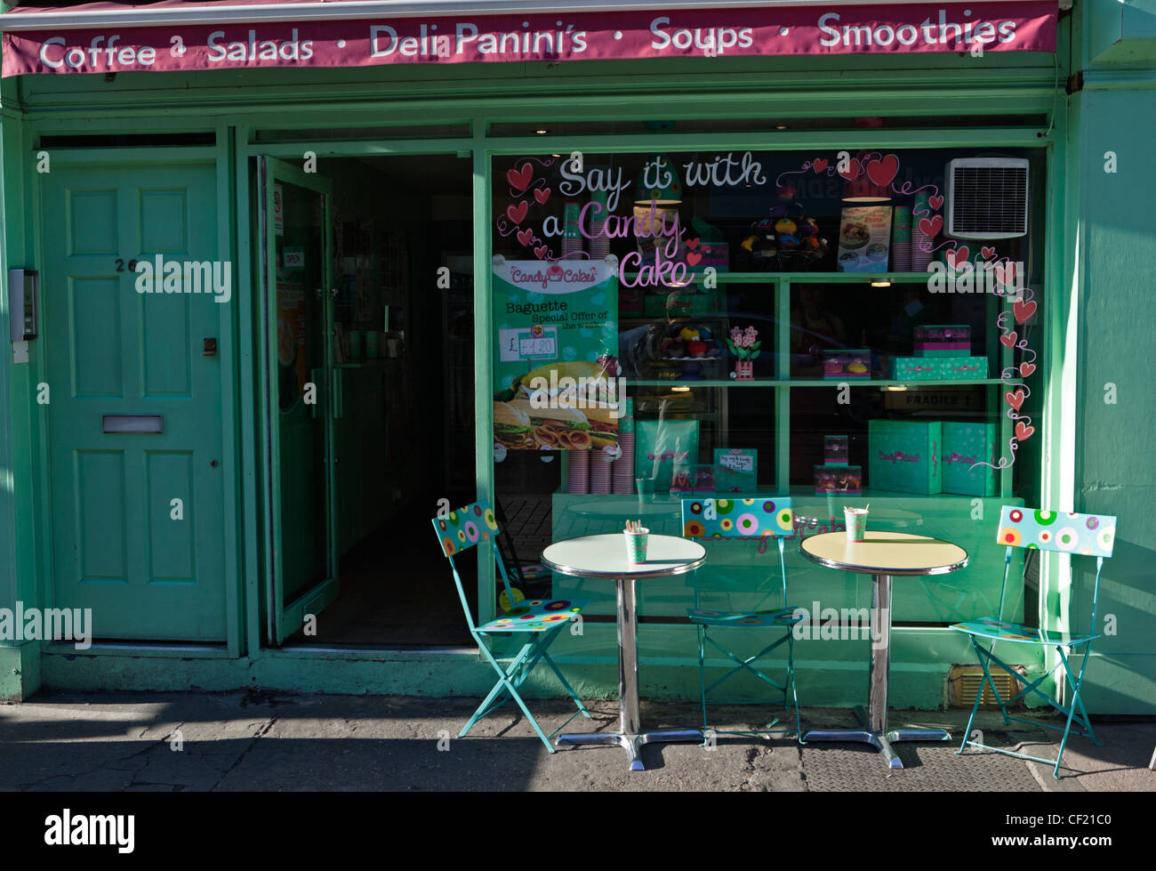 I tavoli e le sedie al di fuori di un cafe a Bloomsbury. Foto Stock