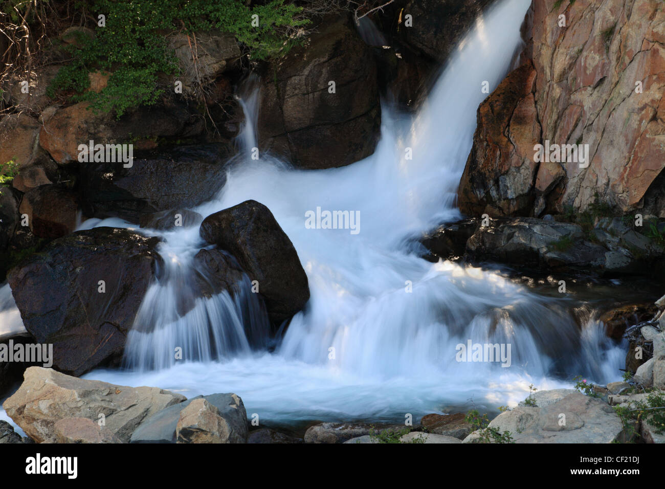 Cascate rocciose in un torrente in Sierra Nevada liscio con acqua di seta Foto Stock