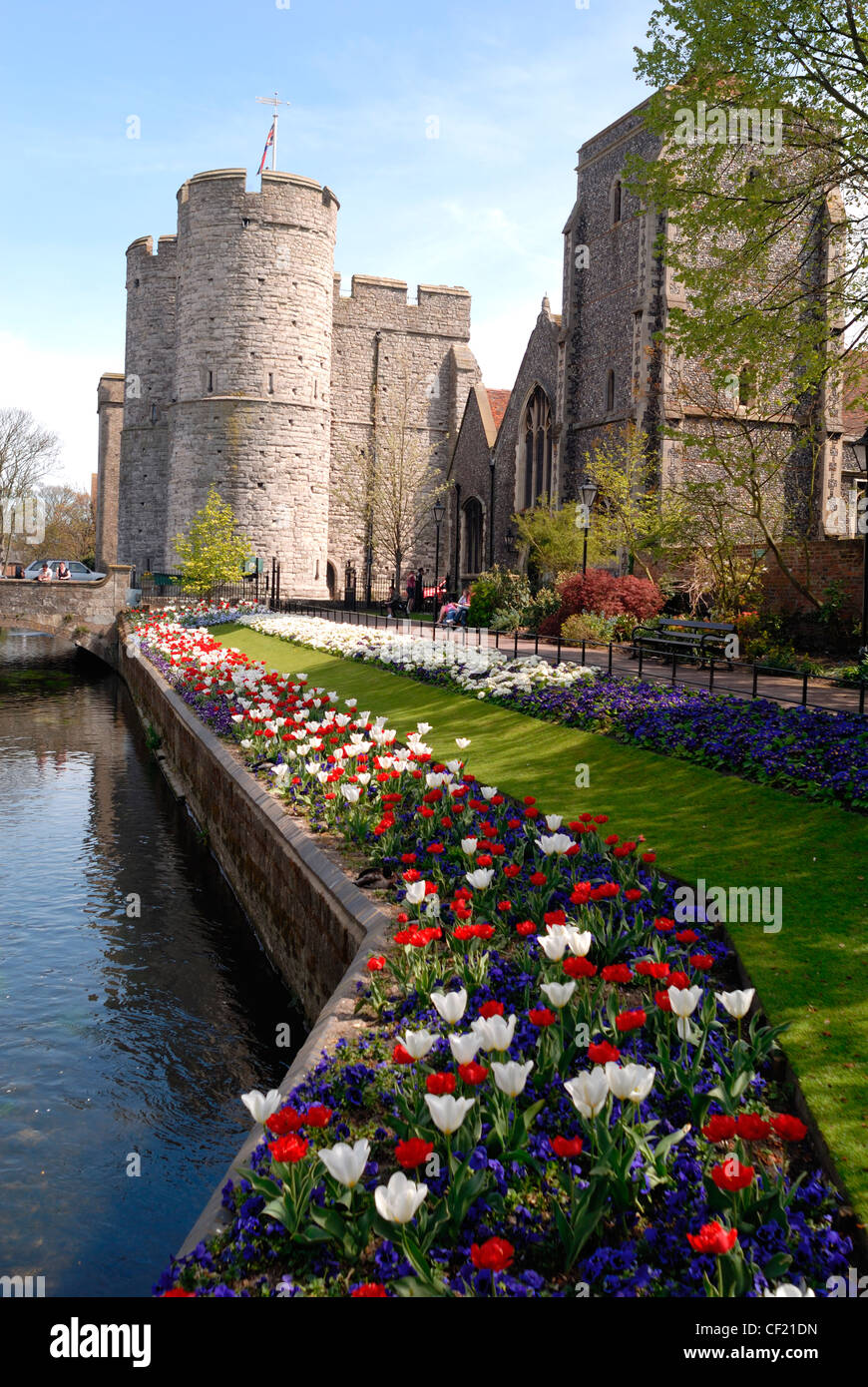 Westgate Towers e il fiume Stour in Canterbury. Foto Stock