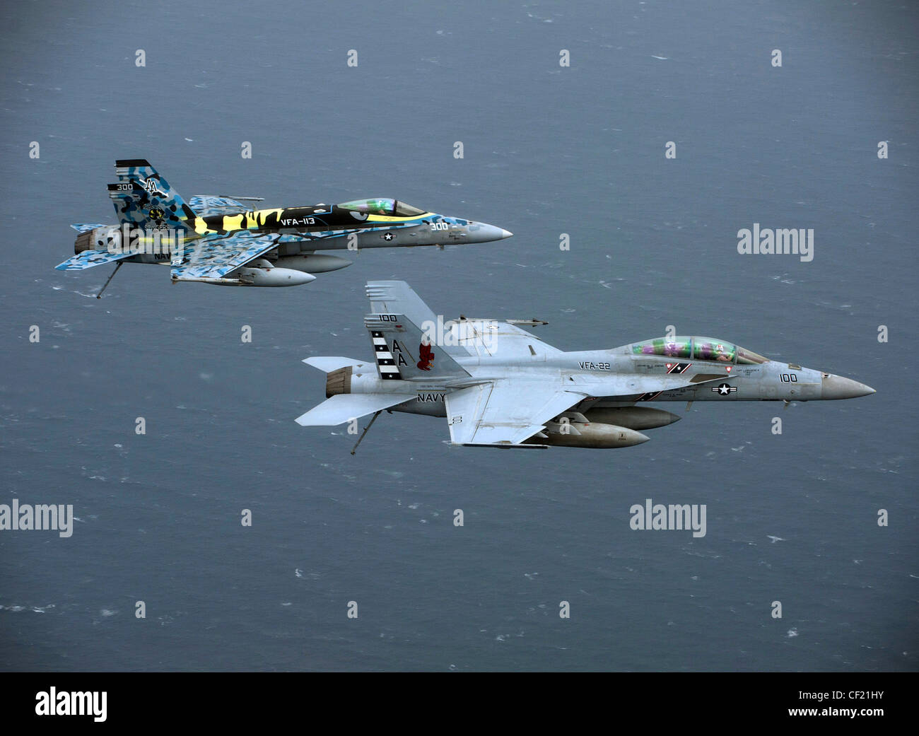 GOLFO ARABO (febbraio 25, 2012) un Hornet F/A-18C assegnato allo Squadron di Strike Fighter (VFA) 113, volato da CMdR. Craig Sicola, si forma dopo un rifornimento aereo durante una missione che ha volato dalla portaerei di classe Nimitz USS Carl Vinson (CVN 70). Carl Vinson e Carrier Air Wing (CVW) 17 sono distribuiti nell'area di responsabilità della 5a flotta statunitense Foto Stock