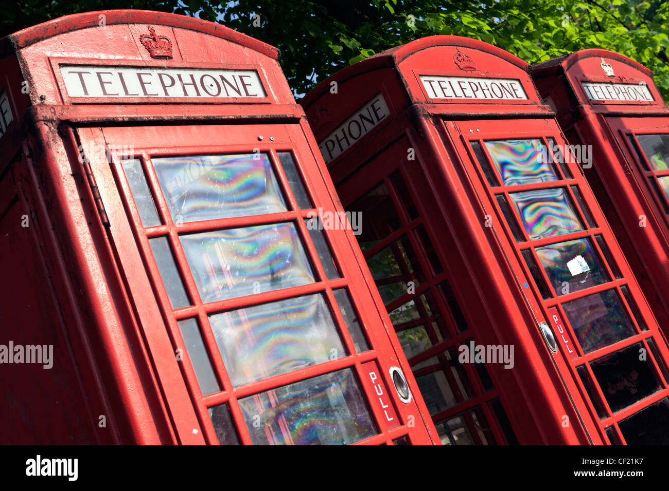Una fila di tre cabine telefoniche rosse. Foto Stock