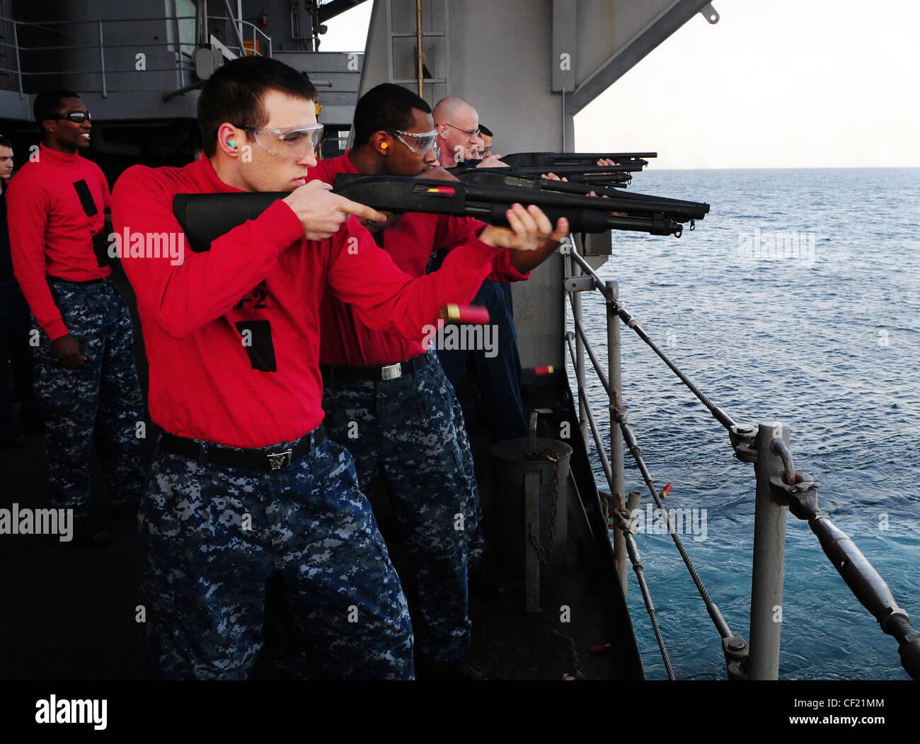 MARE ARABO (Feb 24, 2012) i marinai assegnati alla portaerei di classe Nimitz USS Abraham Lincoln (CVN 72) partecipano ad un corso di familiarizzazione con le armi leggere sulla Fantaglia di shipÕs. Abraham Lincoln è schierato nella 5 ° flotta degli Stati Uniti di responsabilità che conduce operazioni di sicurezza marittima, gli sforzi di cooperazione di sicurezza del teatro e le missioni di sostegno come parte di operazione Enduring Freedom. Foto Stock