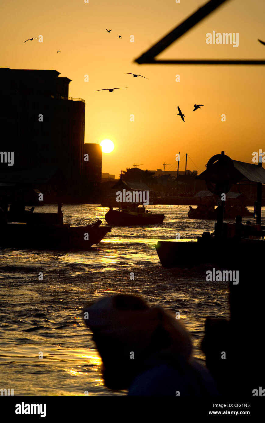 I taxi acquatici in Dubai Creek al tramonto Foto Stock