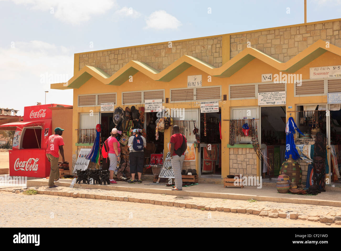 Dono e negozi di souvenir di proprietà di commercianti locali in città. Sal Rei, Boa Vista, Isole di Capo Verde. Foto Stock