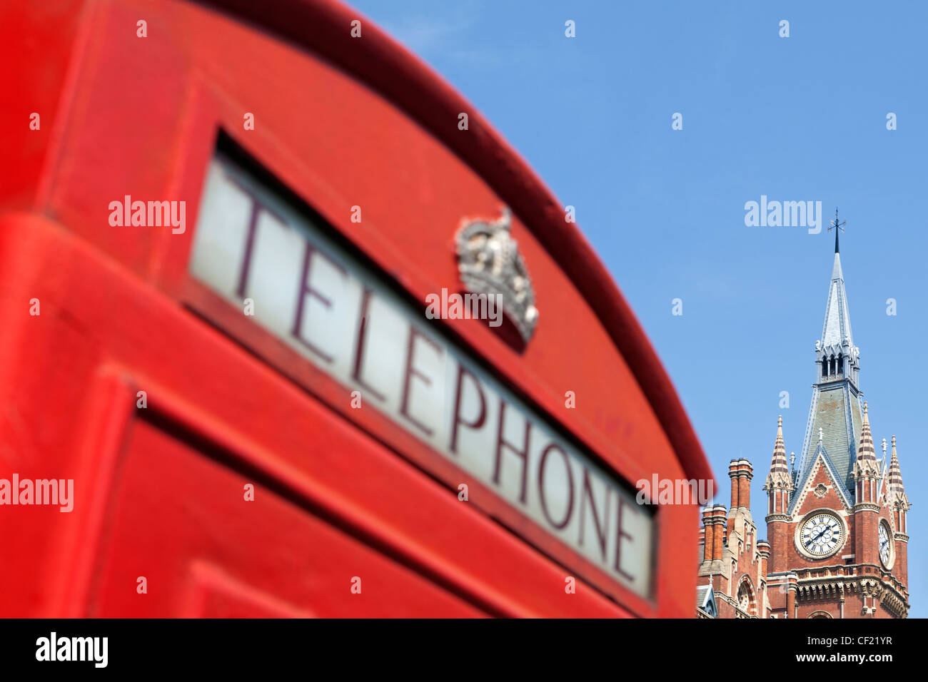 Un telefono rosso casella al di fuori di St Pancras International. Foto Stock