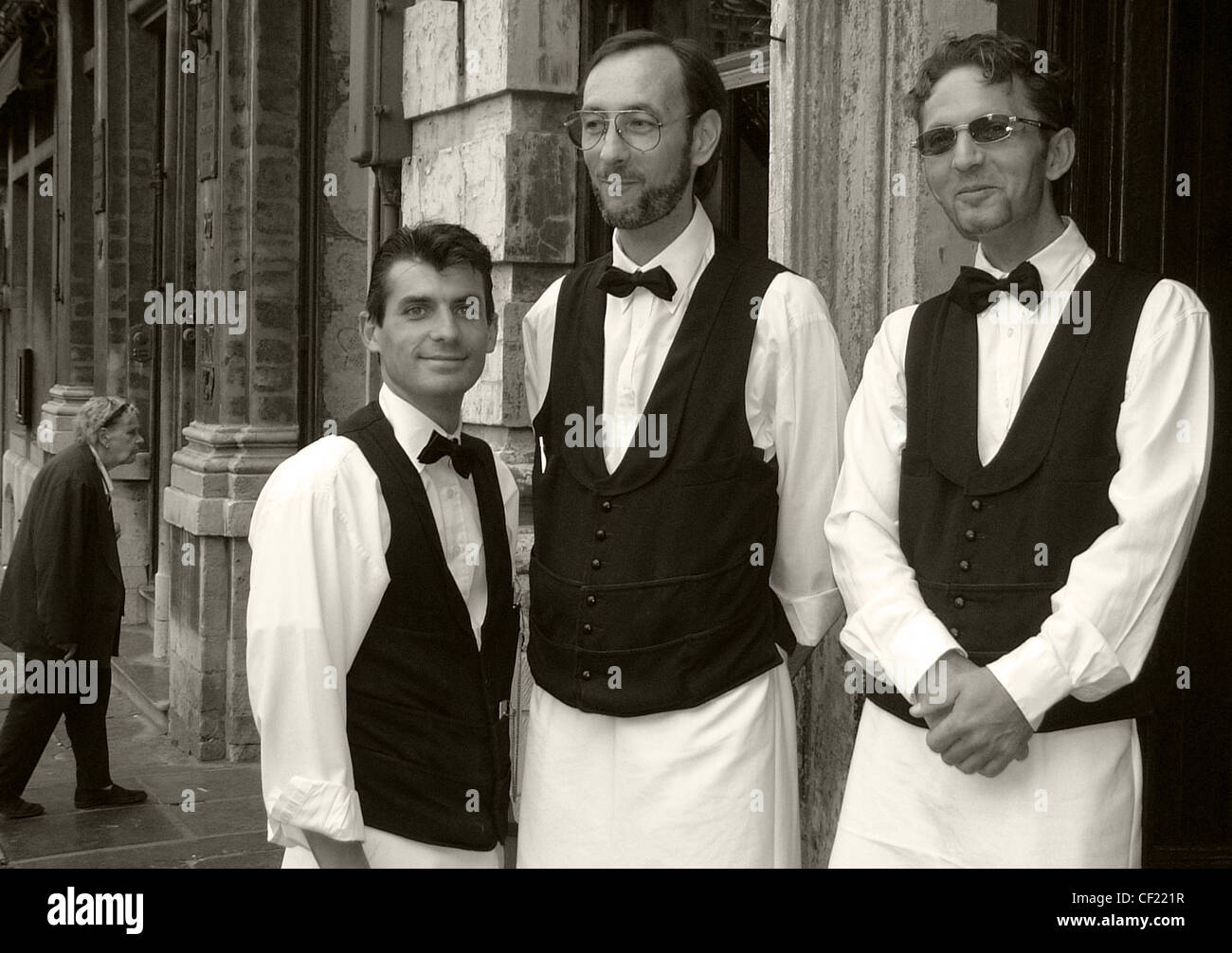 Tre camerieri di varie dimensioni in B/W (bianco e nero) Foto Stock