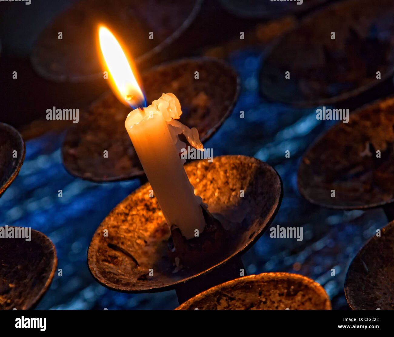 Candela che brucia nella chiesa di Santa Maria, Grande Budworth, vicino a Northwich e Antrobus , cheshire england, Regno Unito Foto Stock