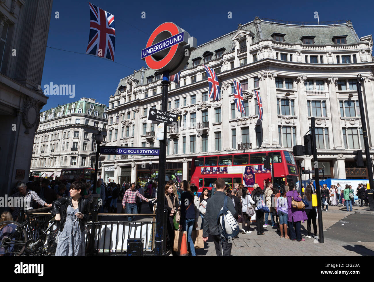 Unione martinetti infilate attraverso Oxford Circus per celebrare le nozze reali tra il principe William e Catherine Middleton. Foto Stock