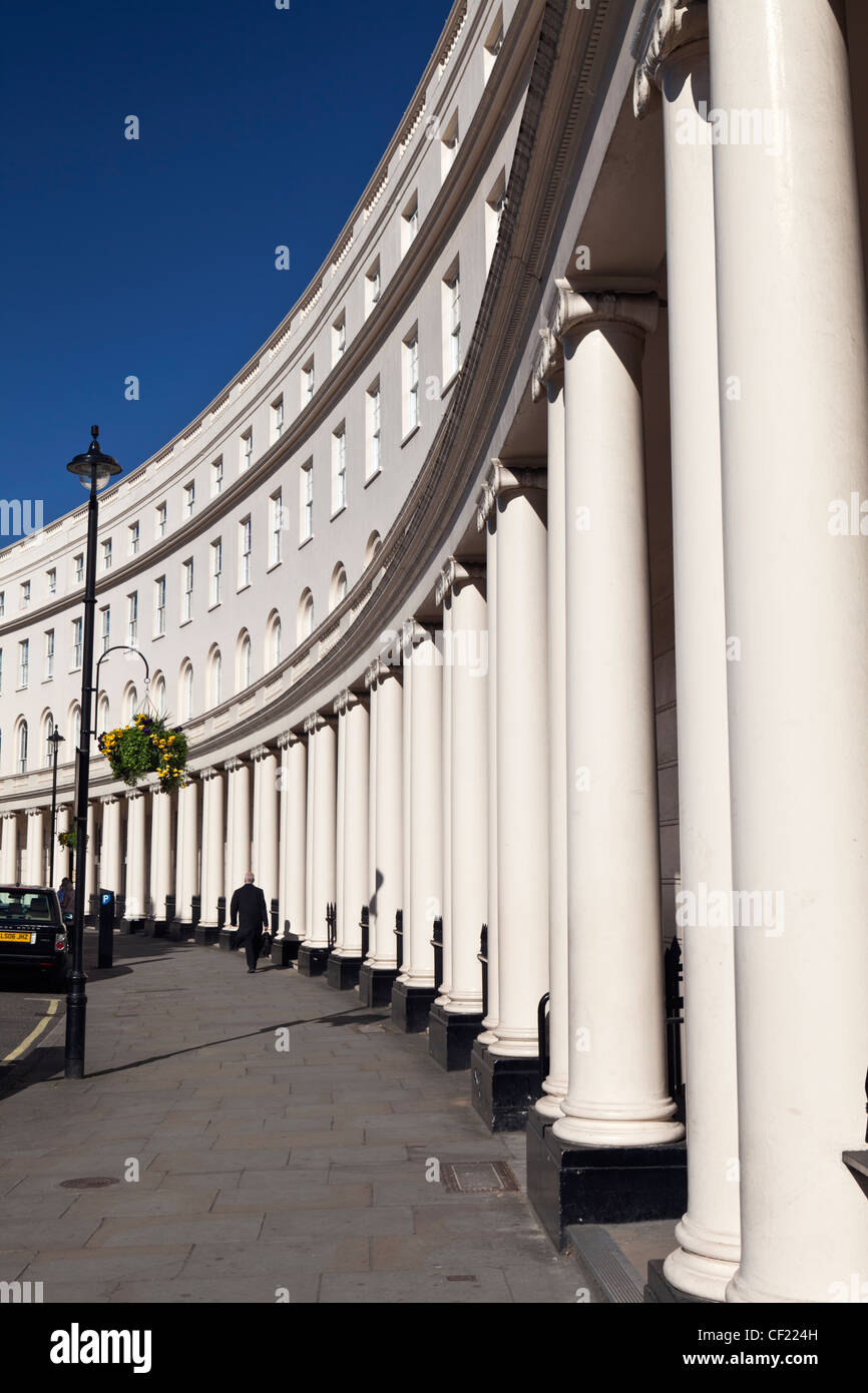 Stucco semicircolare case terrazzate dell'architetto John Nash in Park Crescent vicino a Regent's Park. Foto Stock