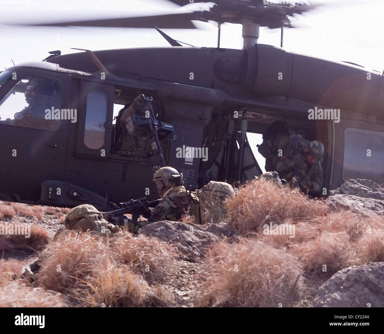 I Comandos dell'Esercito Nazionale Afgano smontano un elicottero UH-60 Blackhawk durante una missione nella provincia di Kunar, Afghanistan, 25 febbraio. La missione guidata dal comando ha condotto la ricognizione per una futura piattaforma di stabilità del villaggio, un sito che le forze afghane e le forze della coalizione Special Operations useranno per vivere e lavorare con gli abitanti del villaggio. Foto Stock