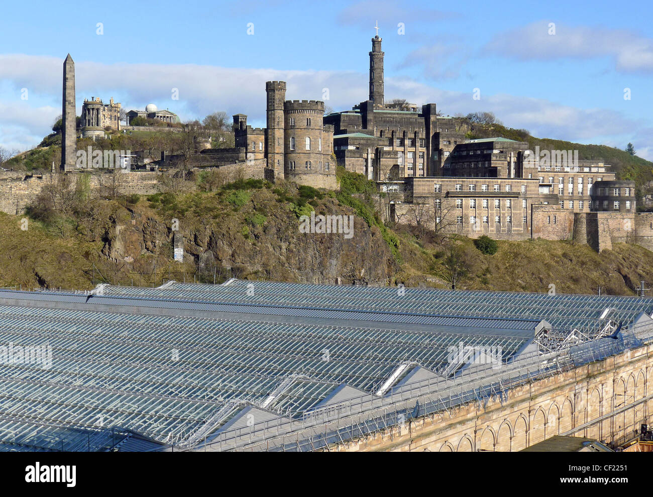 Il nuovo tetto sulla stazione ferroviaria di Waverley a est di Edimburgo in Scozia con Calton Hill dietro. Foto Stock