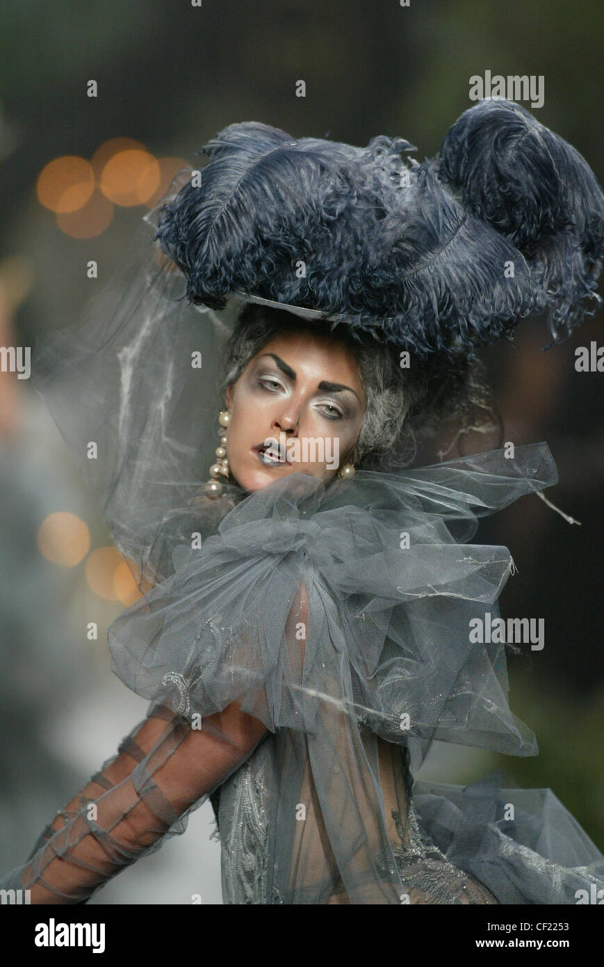 Chanel Paris, Haute Couture A W grigio giù hat grigio velo organza legati a  vedere attraverso il vestito di cordone di argento e di minaccia Foto stock  - Alamy