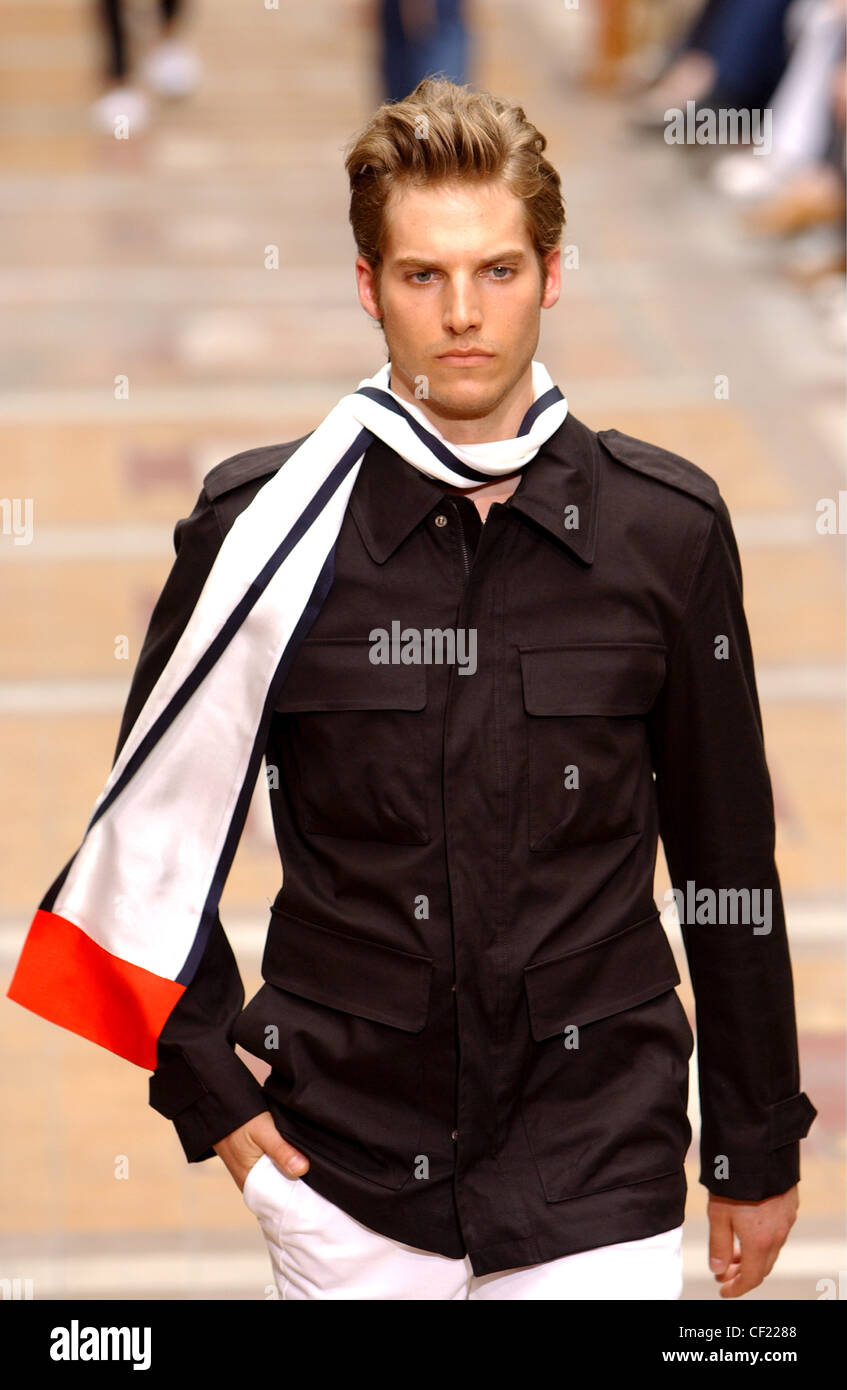 Sonia Rykiel Paris Menswear S S modello maschile indossando giacca nera tasche a pattina e lo spallamento epaulettes, accessoriata e nero Foto Stock
