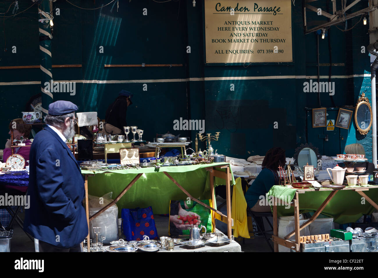 Oggetti di antiquariato in vendita da uno stallo presso il mercato dell'Antiquariato a Camden Passage. Foto Stock