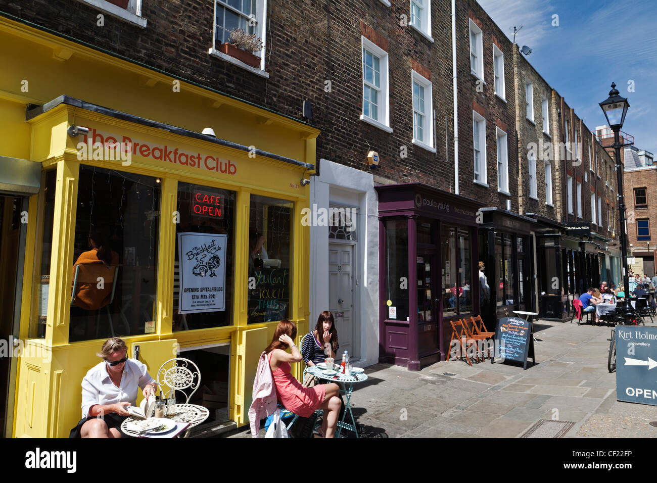 Persone di mangiare al di fuori di caffetterie in Camden Passage. Foto Stock