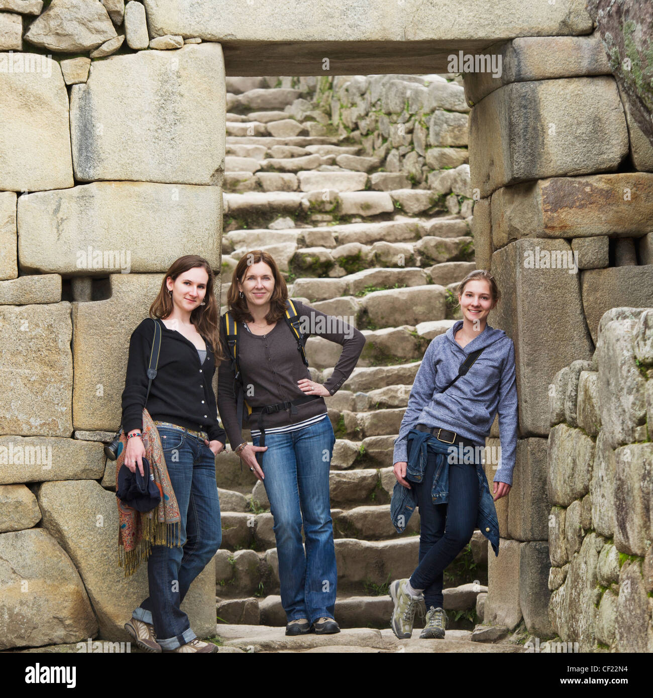 Le tre ragazze Touring Machu Picchu; Perù Foto Stock