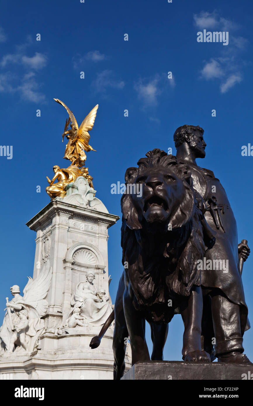 Fabbricazione scultura da Sir Thomas Brock alla base della regina Victoria Memorial fuori Buckingham Palace. Foto Stock