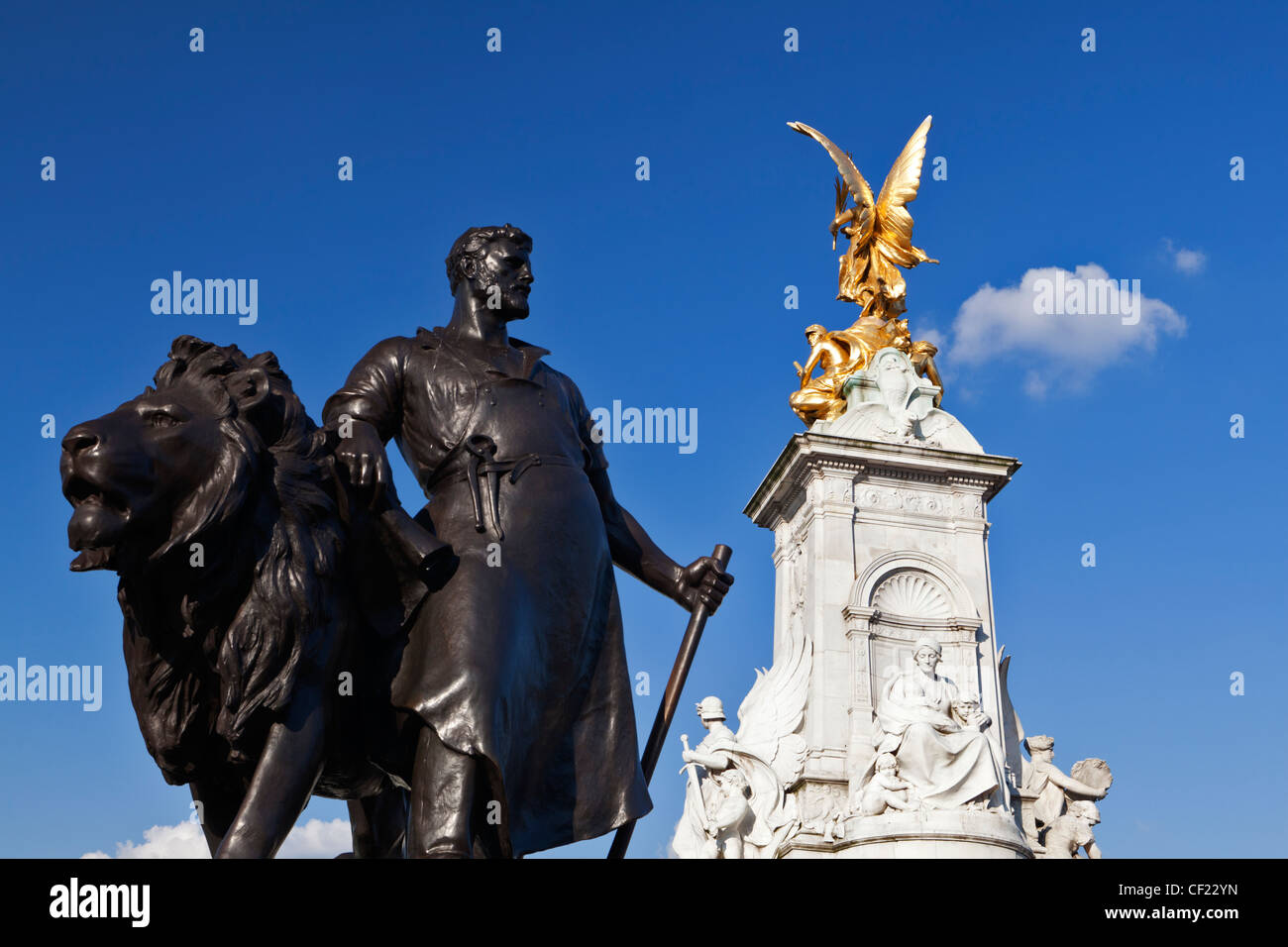 Fabbricazione scultura da Sir Thomas Brock alla base della regina Victoria Memorial fuori Buckingham Palace. Foto Stock