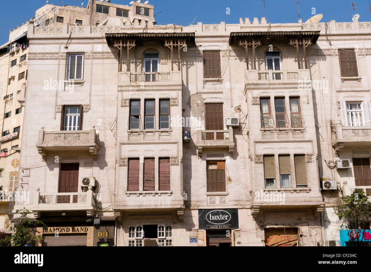 Ricco quartiere commerciale di Korba Heliopolis Cairo, Egitto che mostra un mix di stili architettonici orientali ed europei Foto Stock