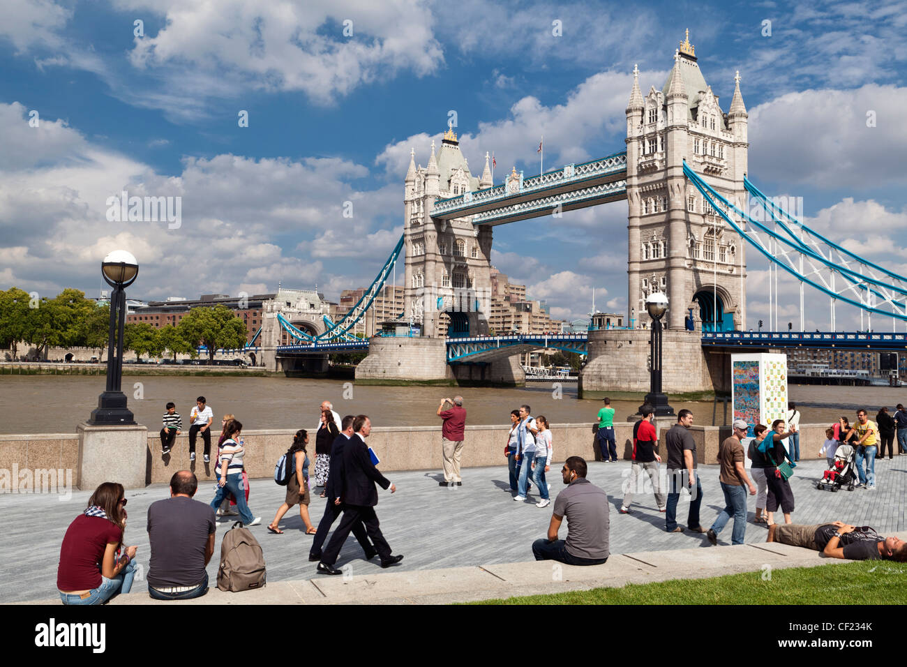 La gente camminare lungo il Tamigi percorso sulla banca del sud da Tower Bridge. Foto Stock