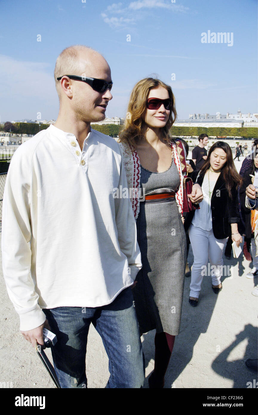 Top Model russa Natalia Vodianova suo marito Justin Portman arrivando a una sfilata di moda indossa color crema a ponticello Foto Stock