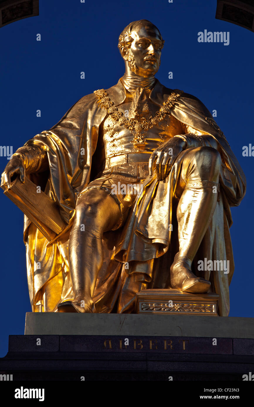 Statua del Principe Albert seduto al centro dell'Albert Memorial. Il memorial è stato commissionato dalla regina Vittoria in memoria o Foto Stock