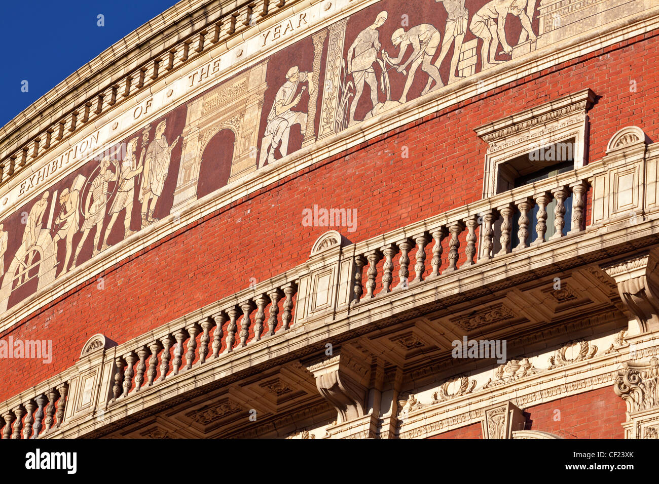 Esterno della Royal Albert Hall, una sala concerti aperti dalla Regina Vittoria nel 1871. Un fregio a mosaico raffigurante "Il Trionfo di Ar Foto Stock