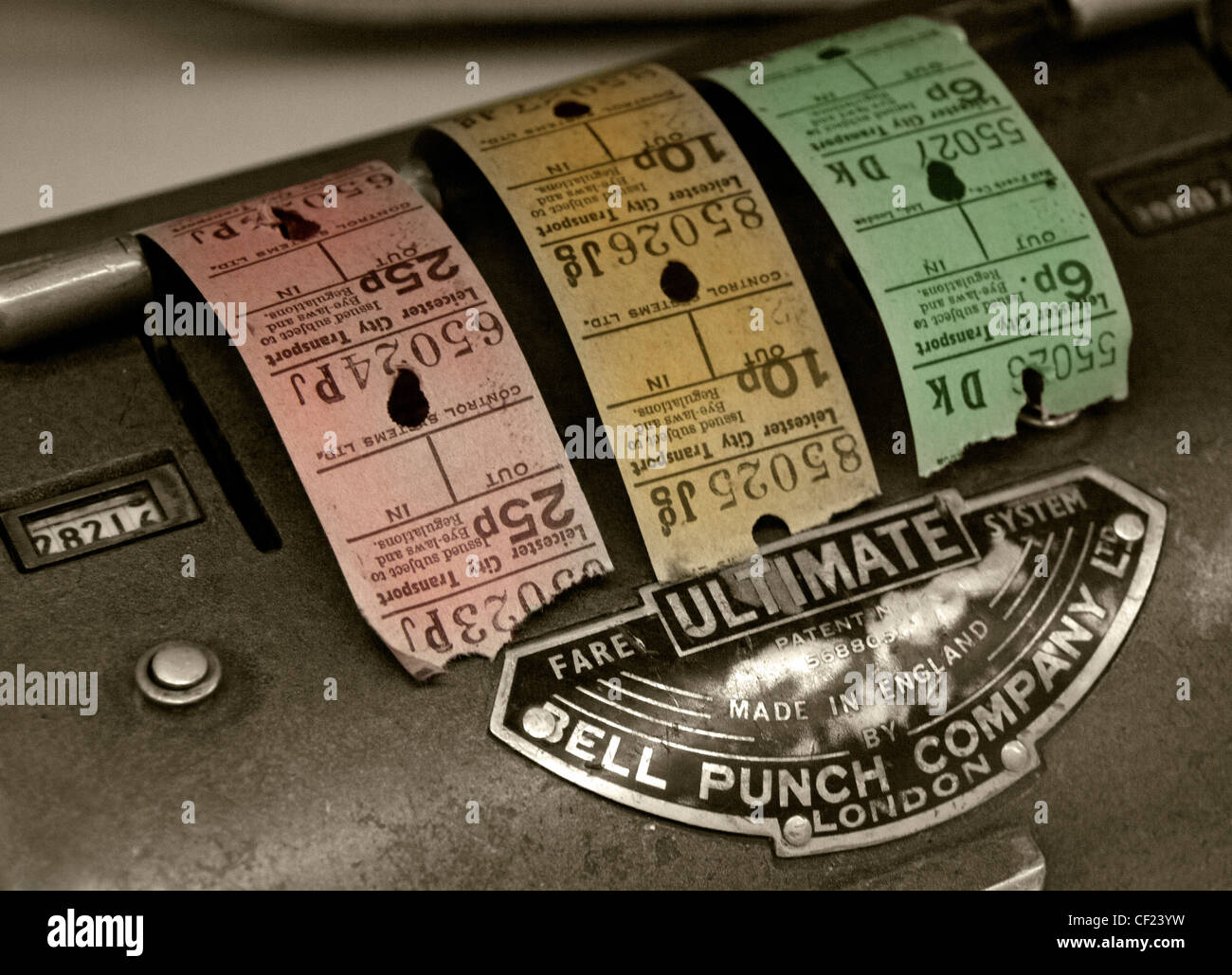 Ultimate Bell Punch Azienda Biglietto Bus macchina con biglietti colorati realizzati in Inghilterra Foto Stock