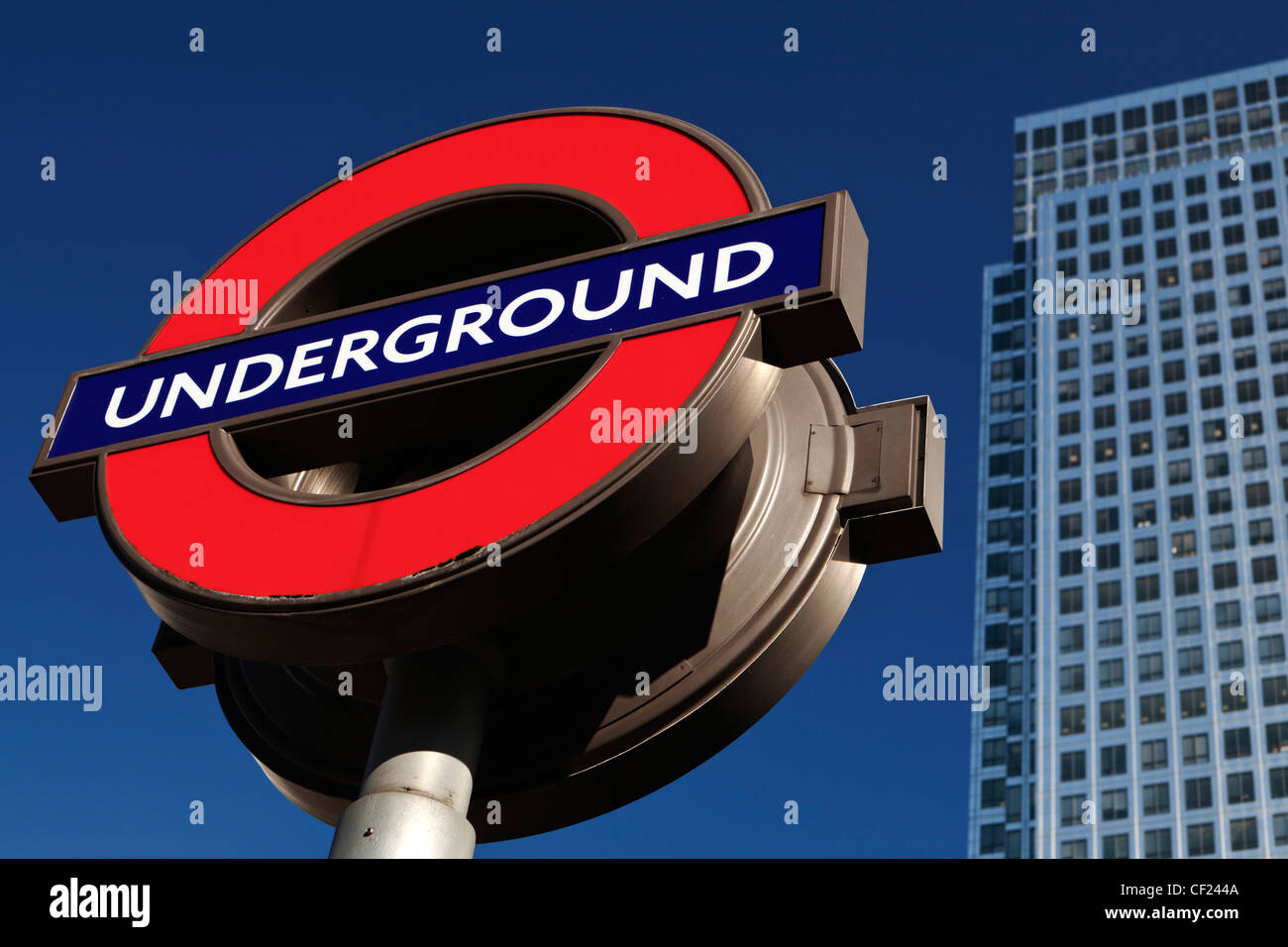 La metropolitana di Londra e di segno One Canada Square, il secondo edificio più alto nel Regno Unito. Foto Stock