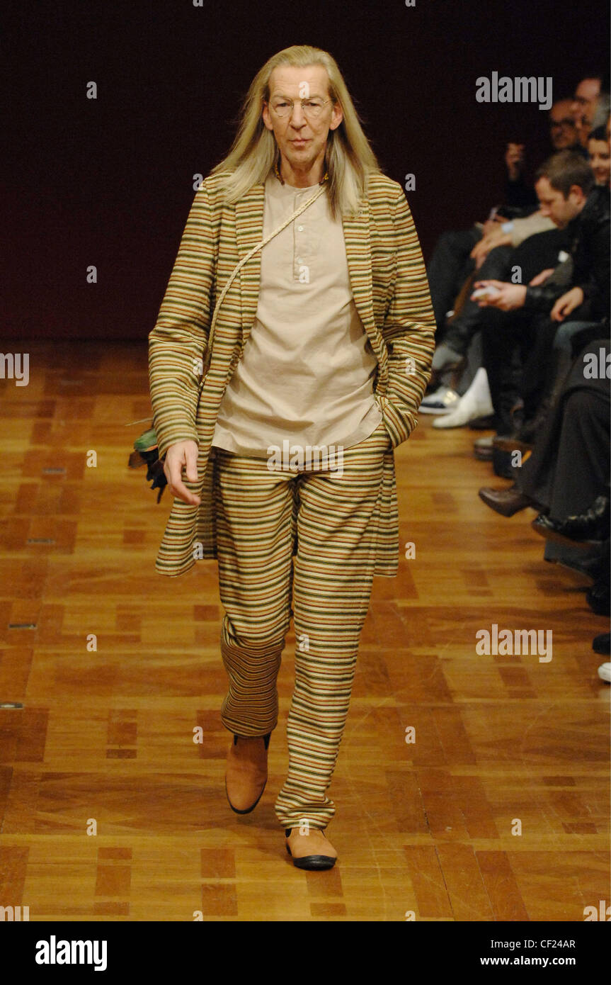 Comme des Garcon Menswear Paris pronto a indossare pigiama stile: Michael Kostiff a strisce da indossare giacca e pantaloni beige su Foto Stock