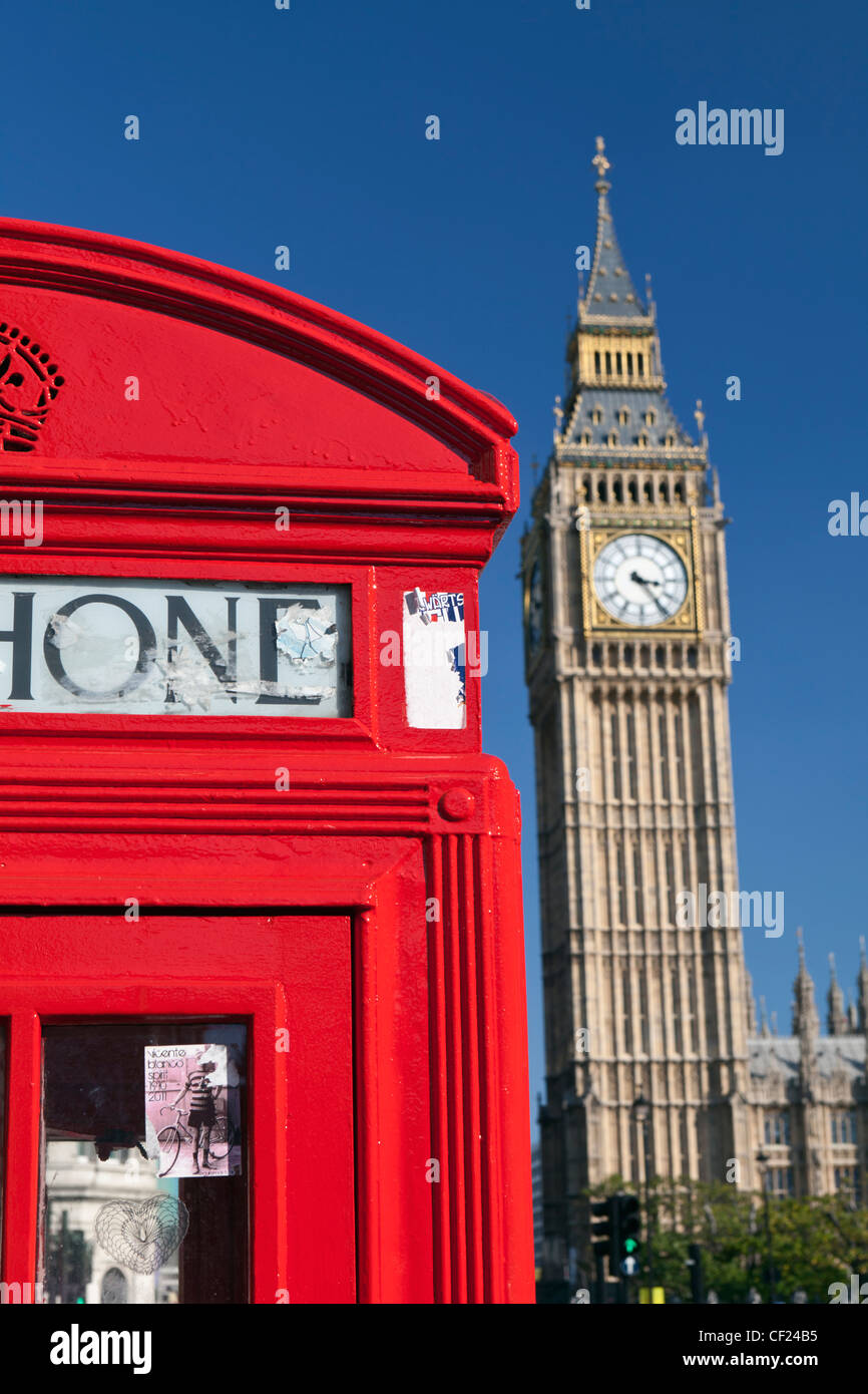 Un telefono rosso scatola con il Big Ben in background. Foto Stock